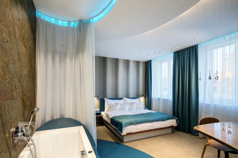 Interiér o výměře 32 m2 je půdorysně složen ze dvou místností. Snaha směřovala k&nbsp;navození iluze jednoho velkého prostoru s centrální pozicí vany, jíž je…