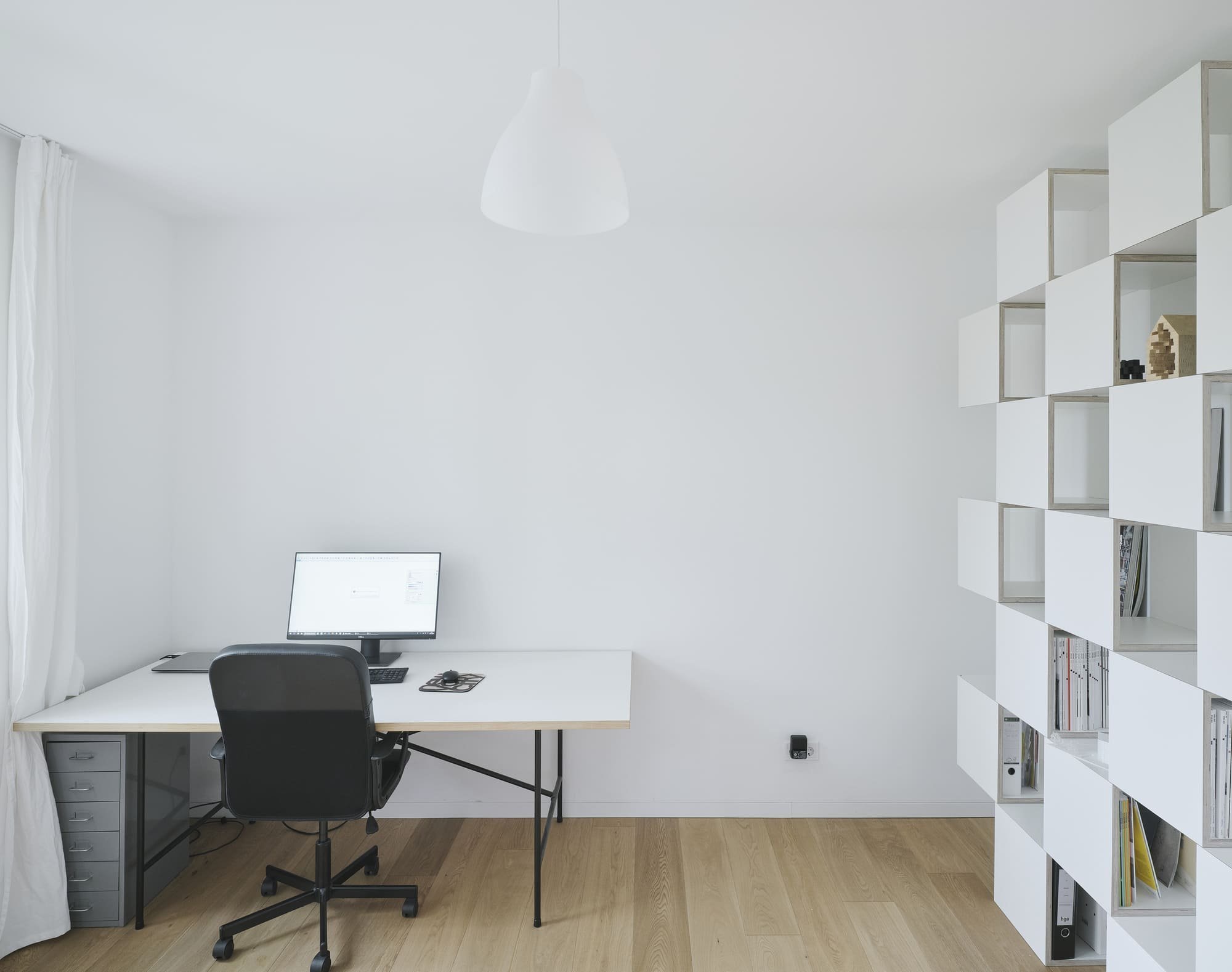 Bílý dům mezi stromy