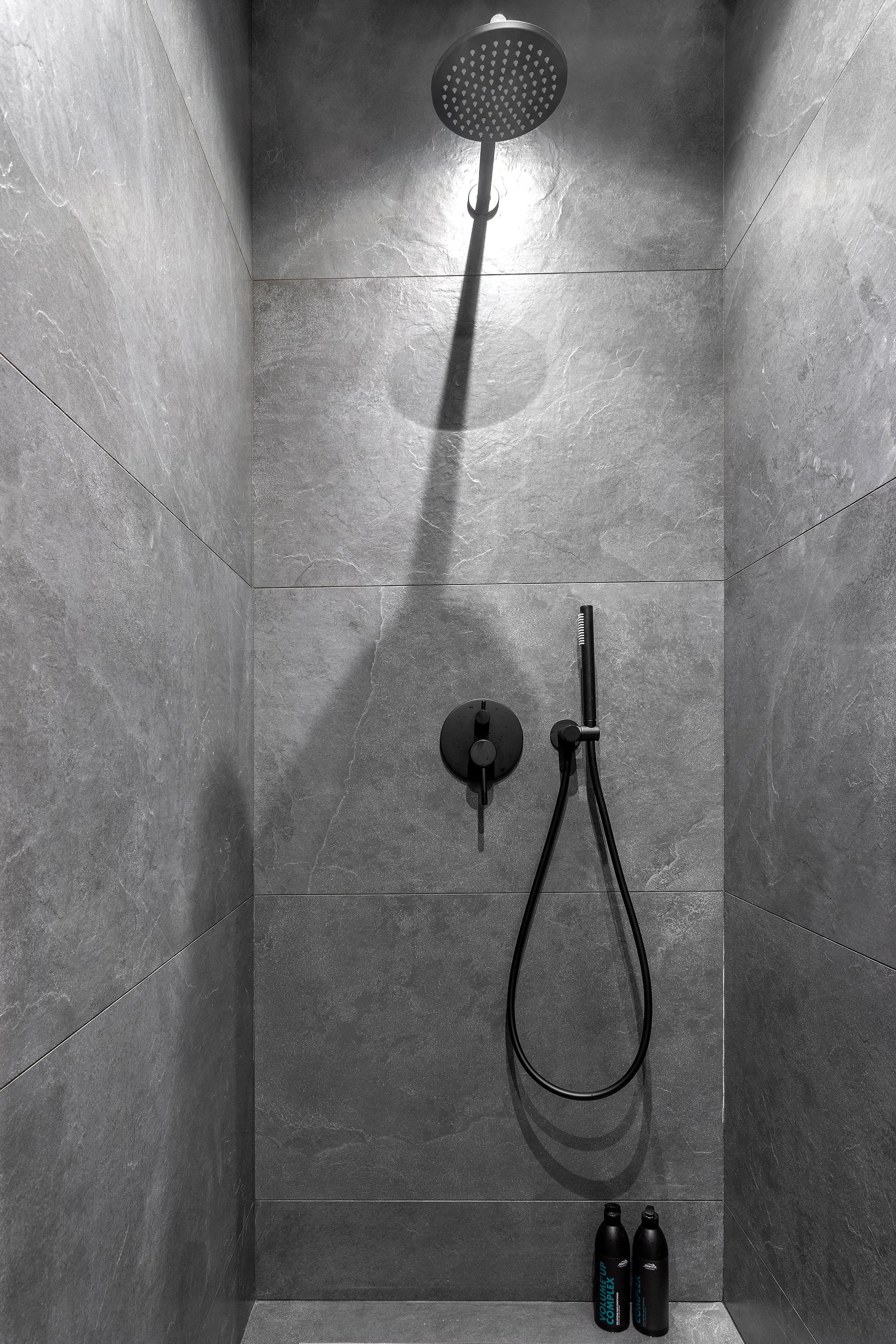 Byt s nábytkem IKEA a černou cihlovou zdí