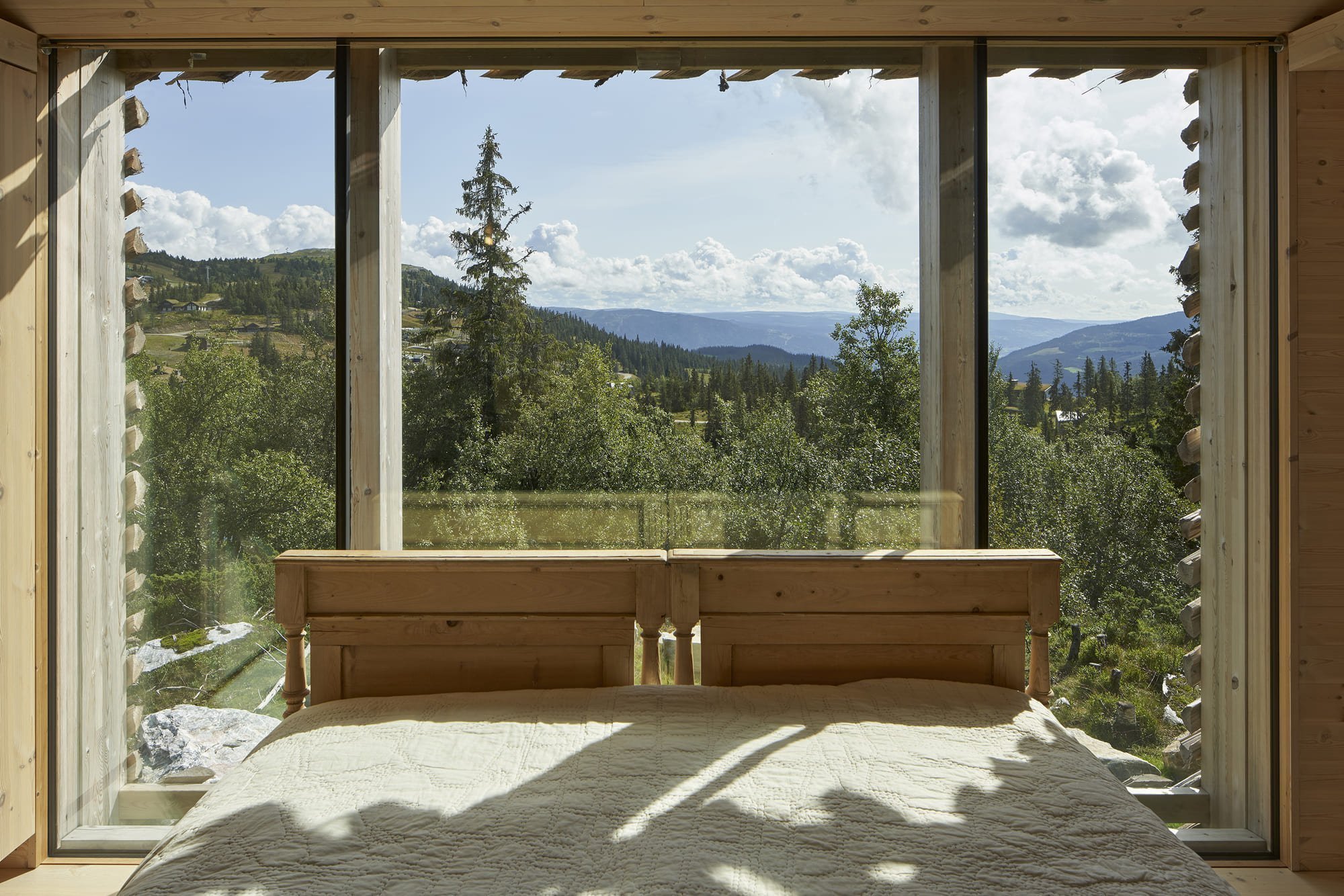 Chata zabalená plotem odolává drsným podmínkám na vrcholku hory