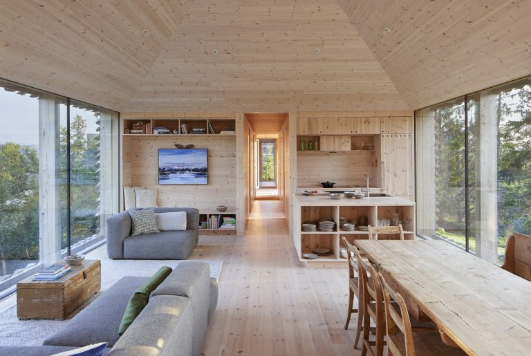 Chata zabalená plotem odolává drsným podmínkám na vrcholku hory