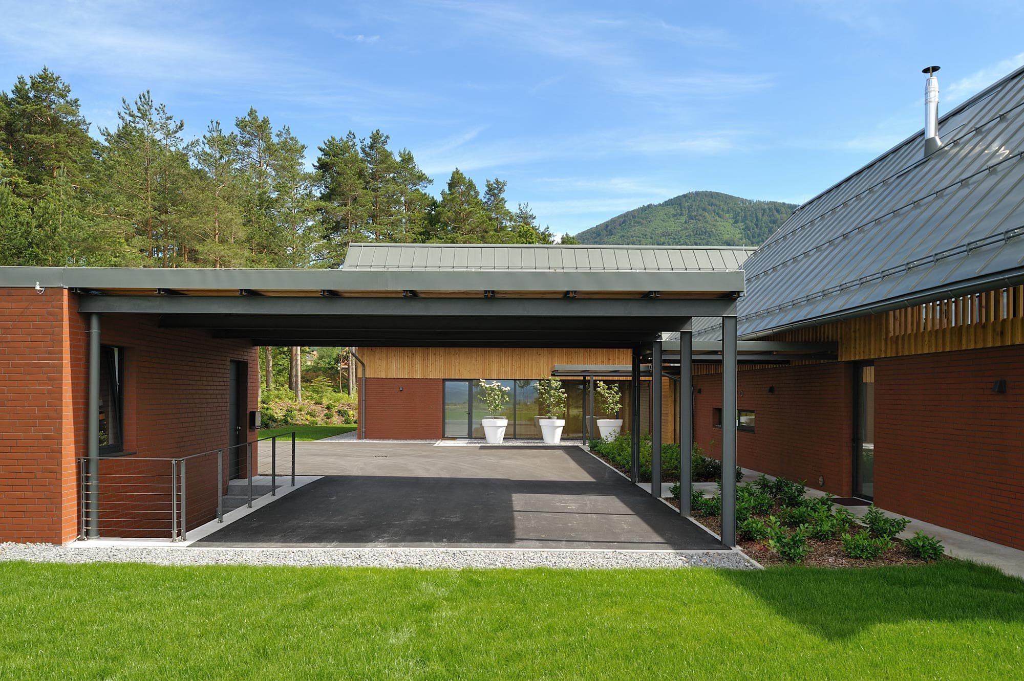 Dům jako moderní stodola uprostřed krajiny