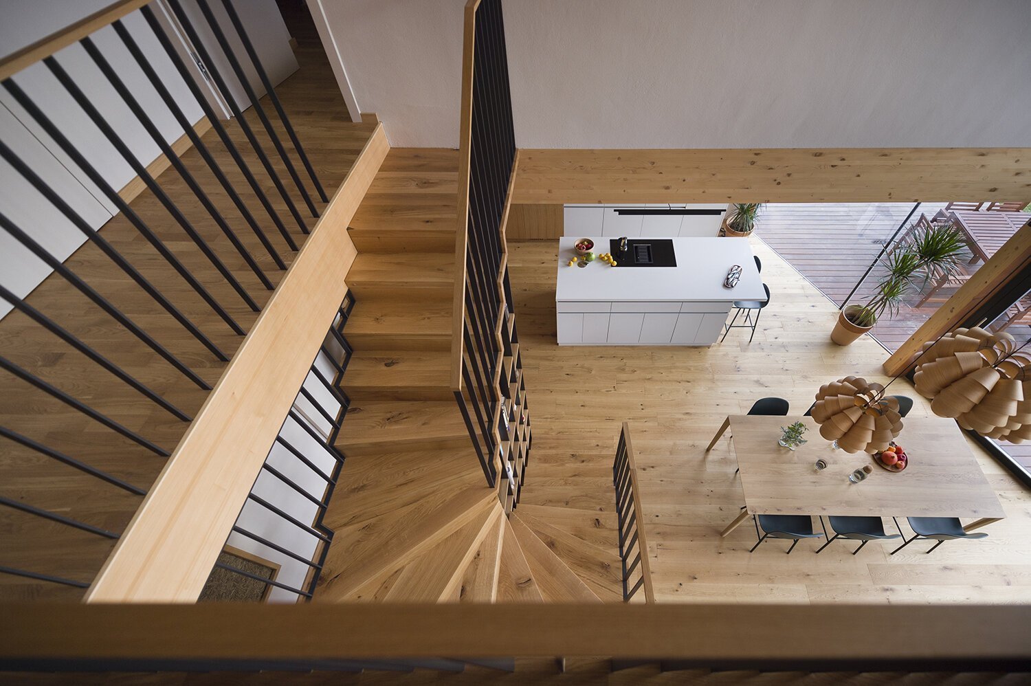 Dům z přírodních materiálů nad údolím