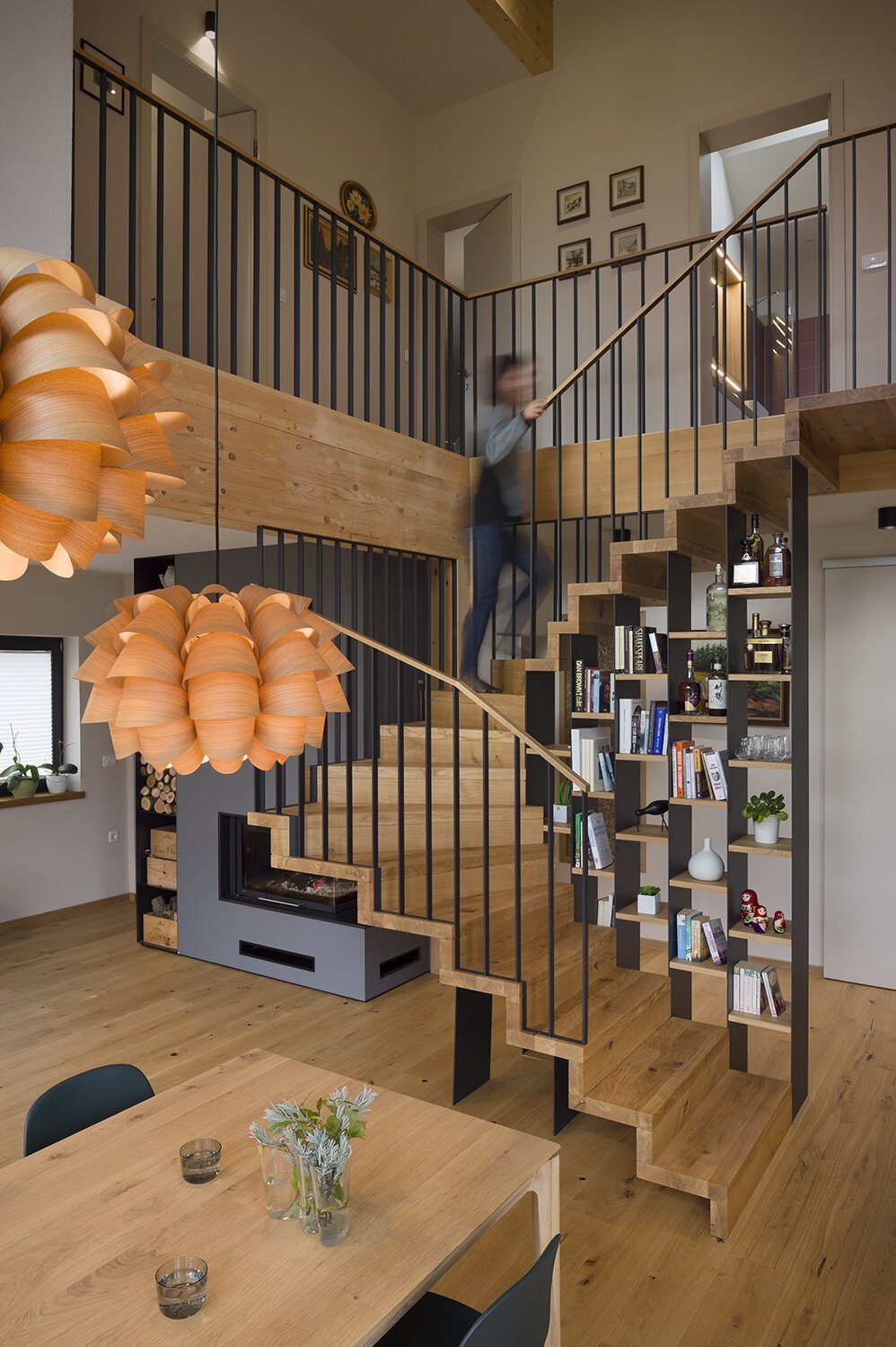 Dům z přírodních materiálů nad údolím