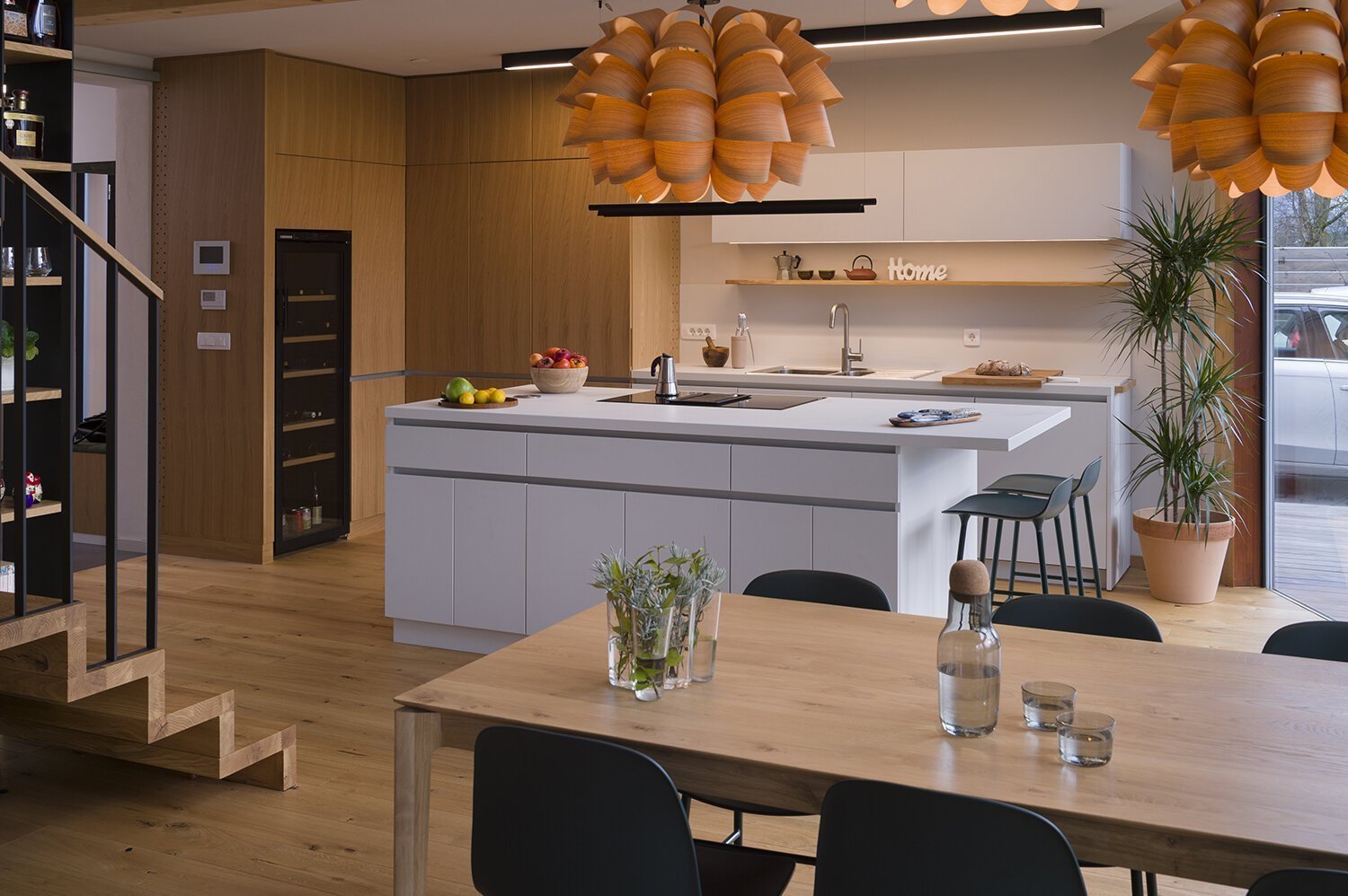 Dům z přírodních materiálů nad údolím