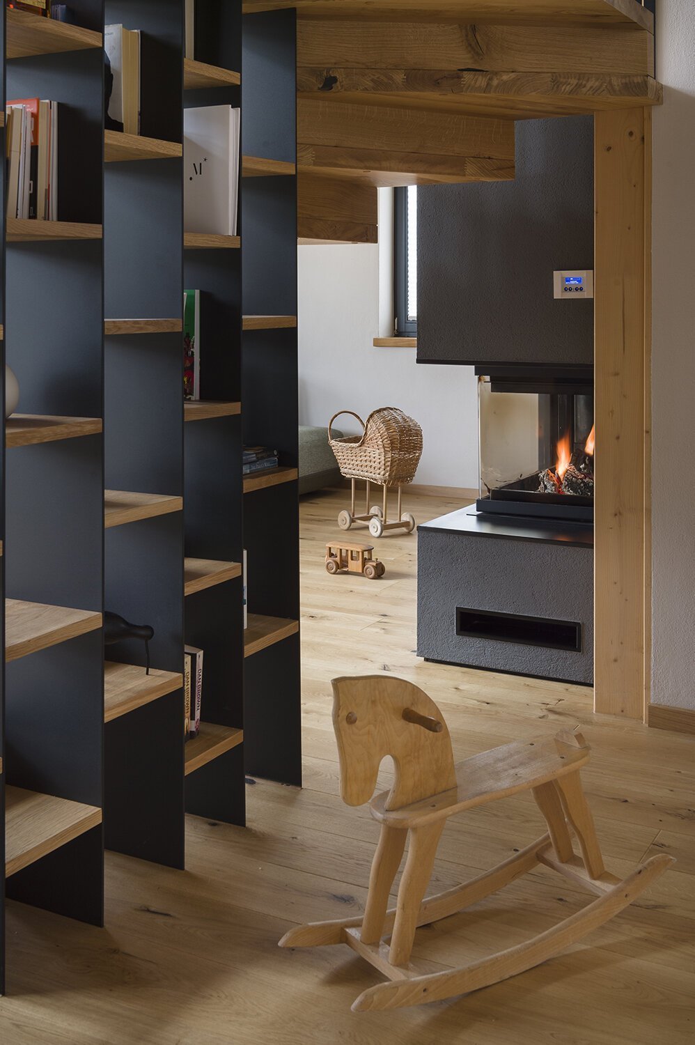 Dům z přírodních materiálů nad údolím