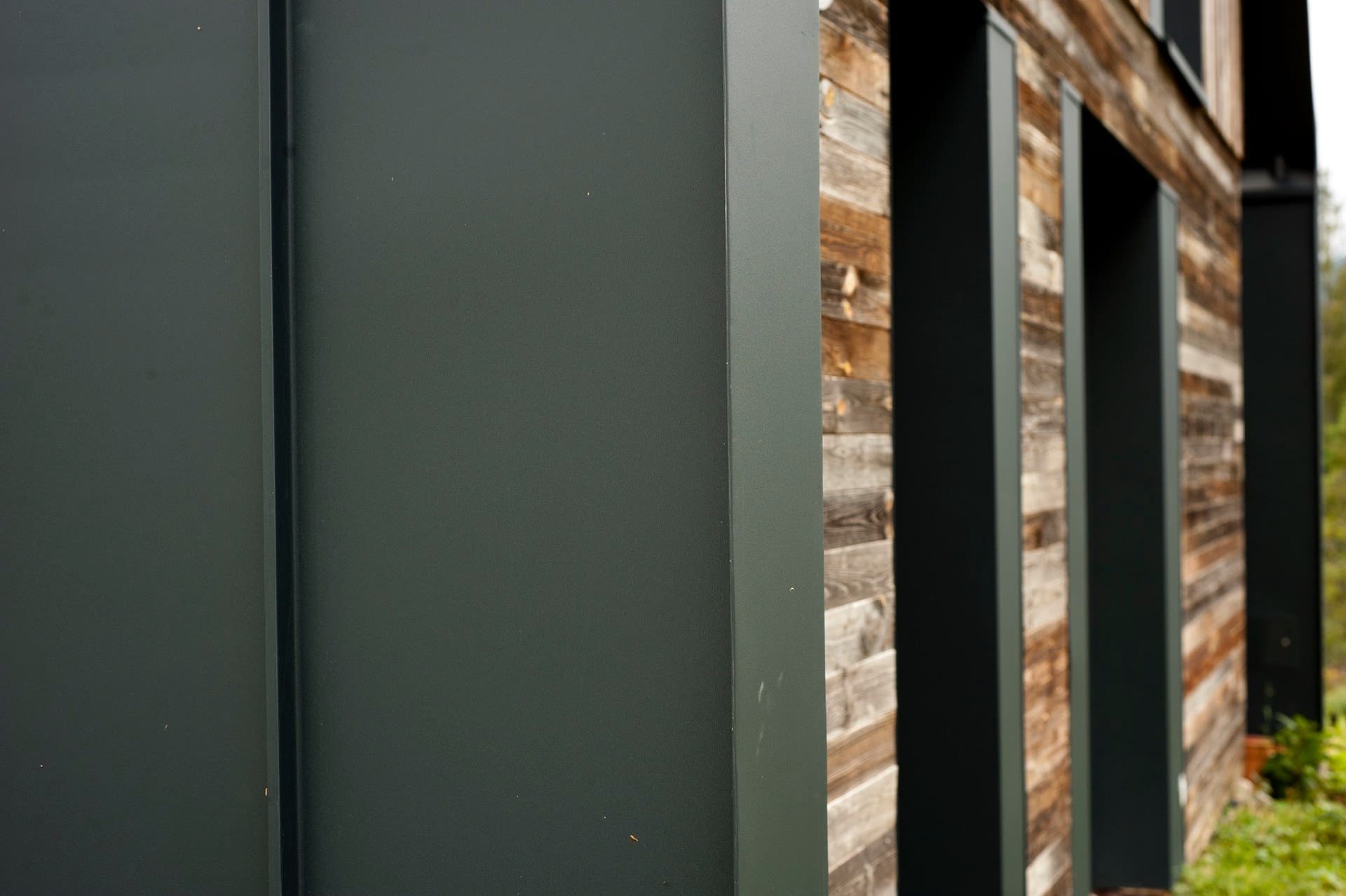 Jedinečný dům s fasádou z recyklovaného dřeva