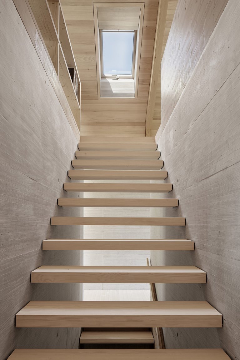 Beton a dřevo: Minimalistický dům ve strmém kopci