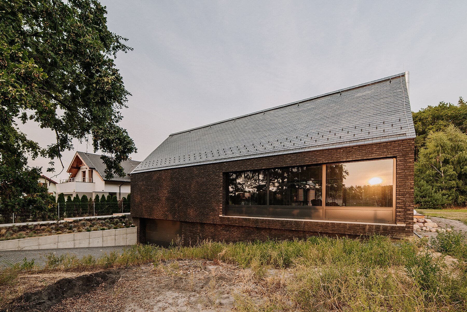 Nový dům ve tvaru moderní stodoly