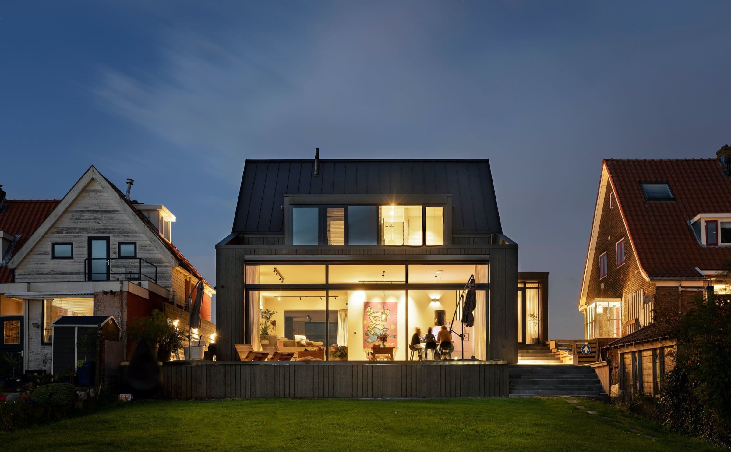 Odvážný dům s černou fasádou