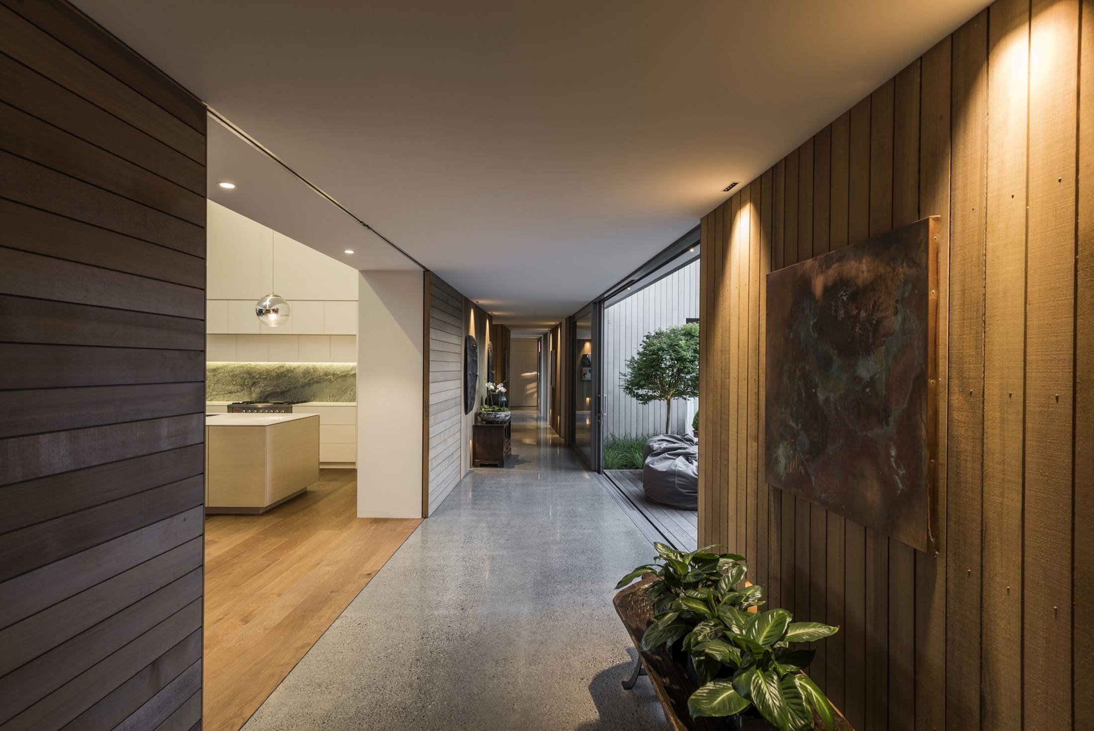 Po rekonstrukci vznikla moderní stodola obložená cedrem