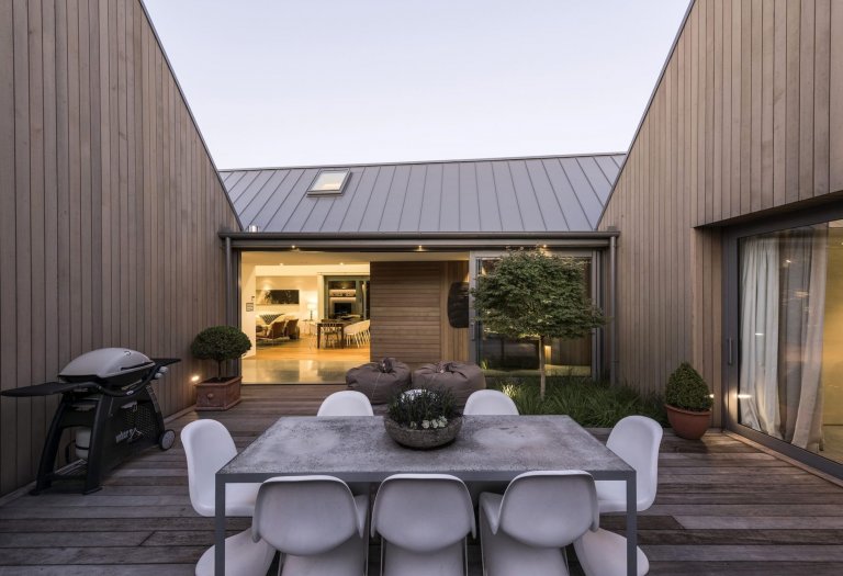 Po rekonstrukci vznikla moderní stodola obložená cedrem