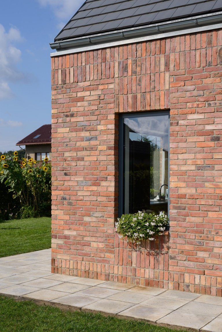 Recyklovaná cihlová fasáda zdobí dům v Gilowicích