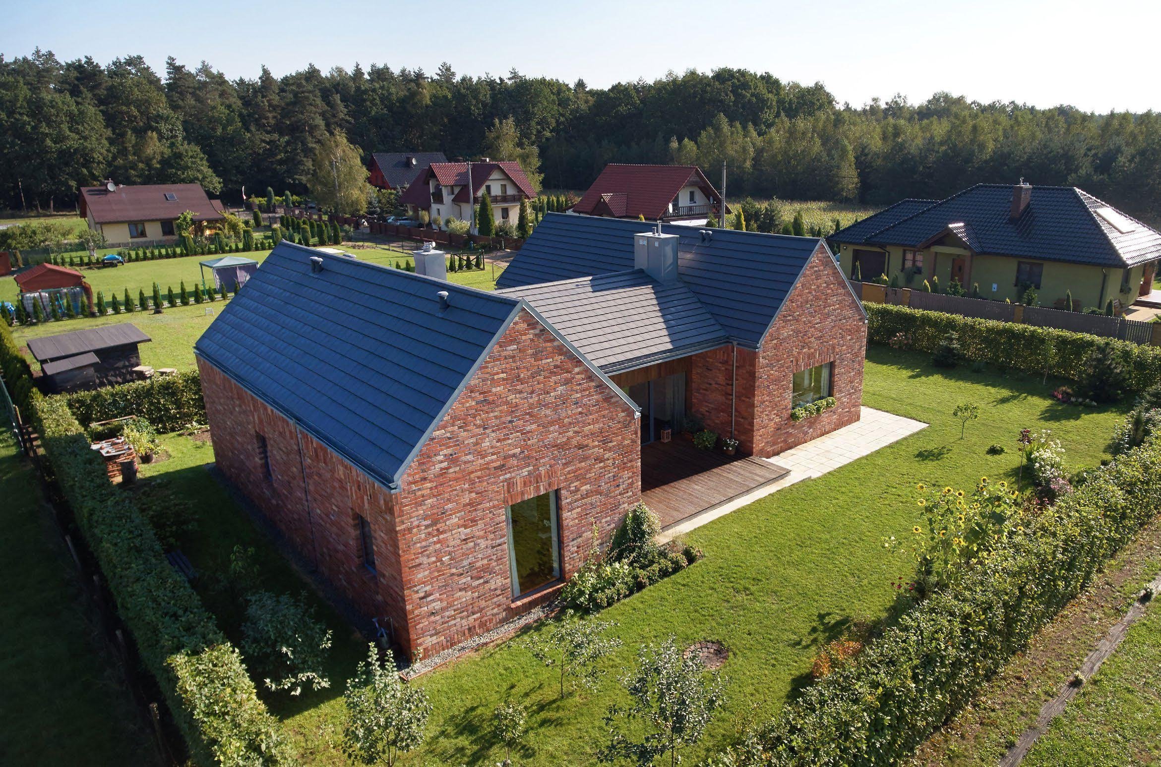 Dům v Gilowicích, autory projektu jsou Bartłomiej Pochopień a Sonia Łysek ze Studia Styczna. Dům získal ocenění v soutěži Architektura roku Slezského vojvodství