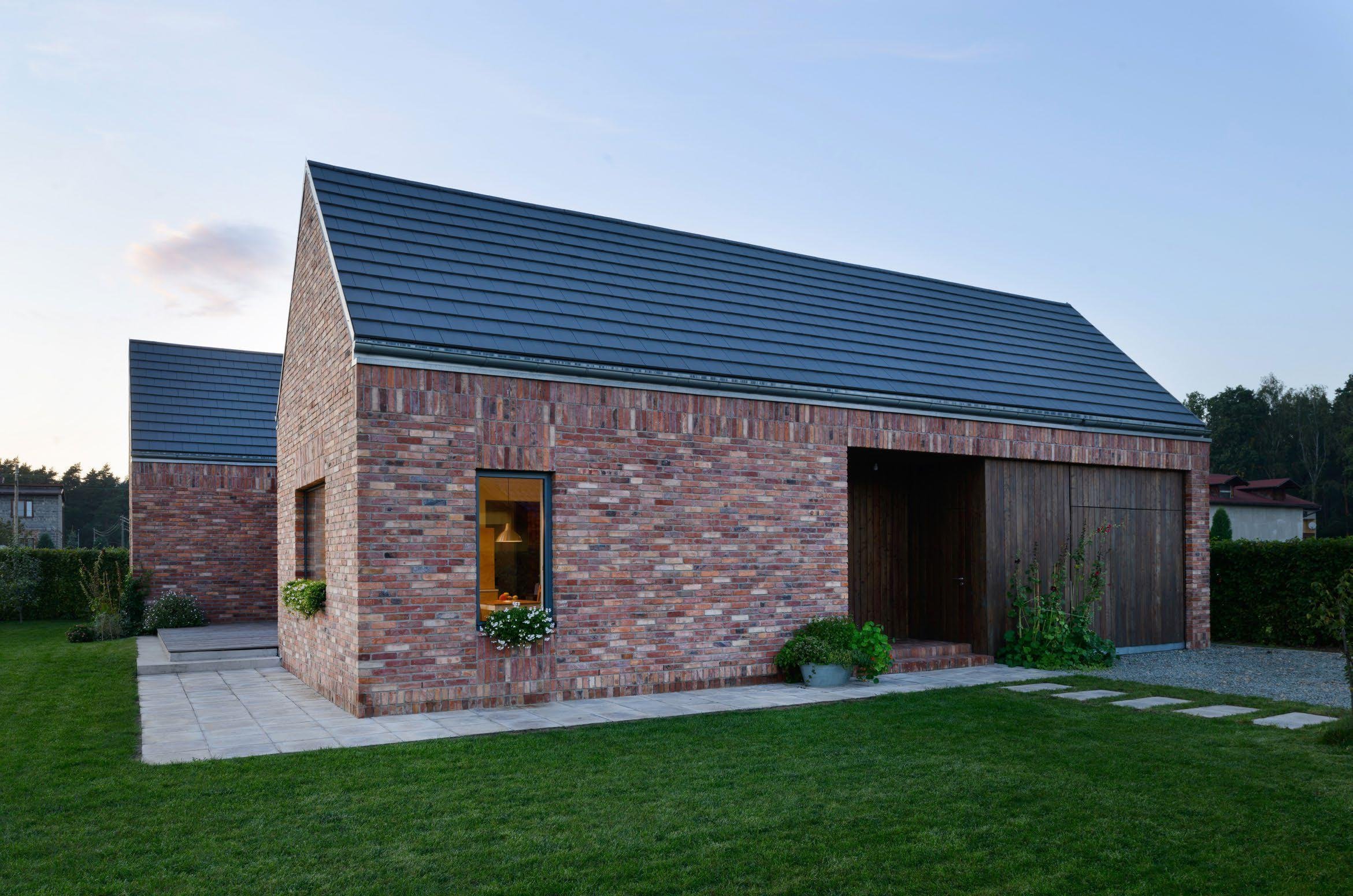 Recyklovaná cihlová fasáda zdobí dům v Gilowicích