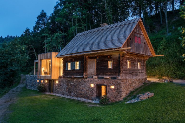 Roubenka s moderní přístavbou a bio bazénem