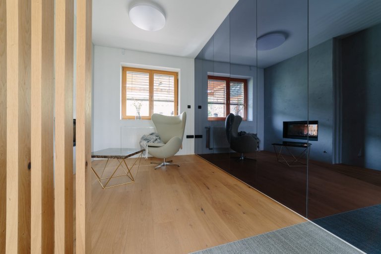 Schody uprostřed obývacího pokoje