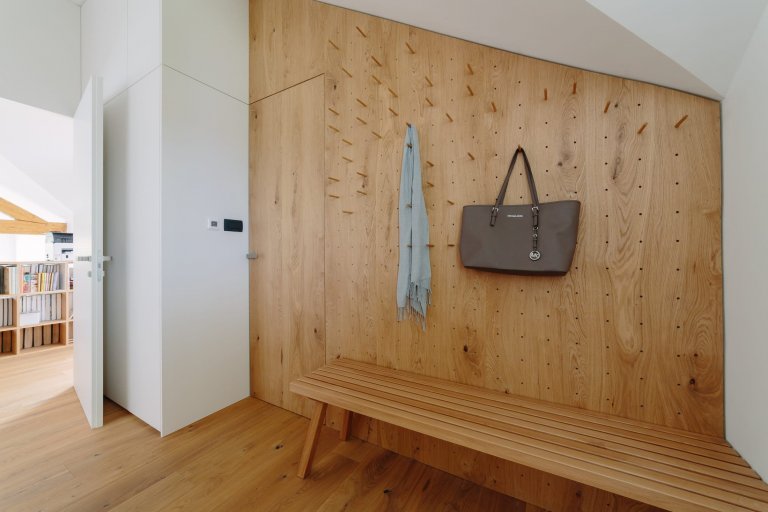 Schody uprostřed obývacího pokoje