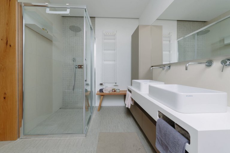 Schody uprostřed obývacího pokoje