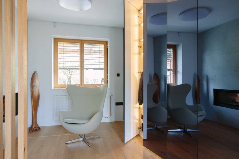 Schody uprostřed obývacího pokoje