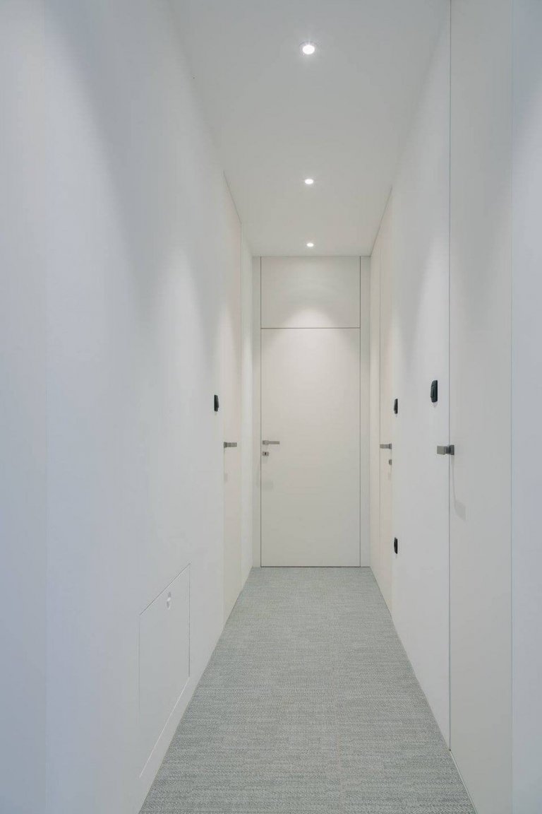 Schody uprostřed obývacího pokoje