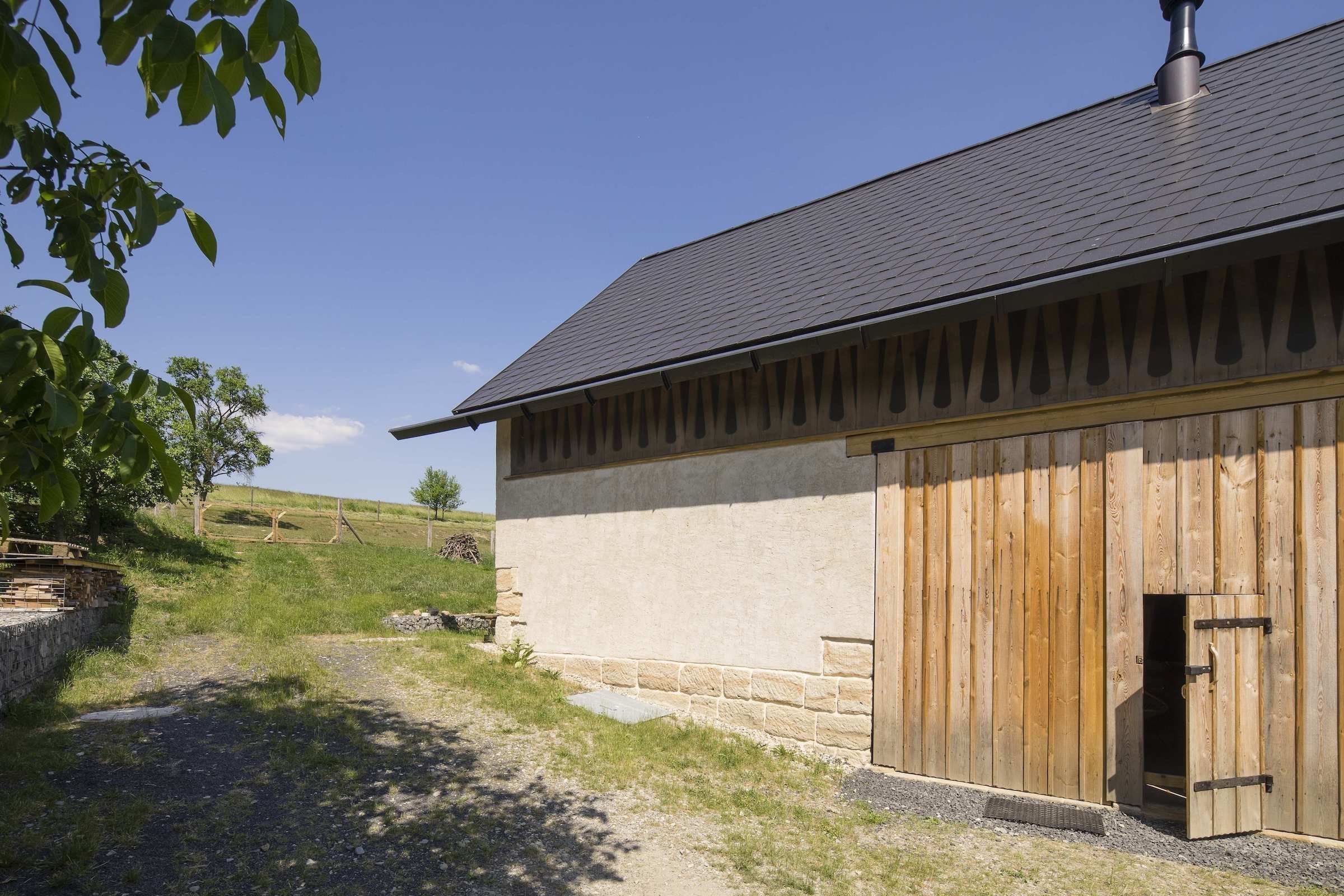 Ze staré stodoly je moderní chalupa k rekreaci