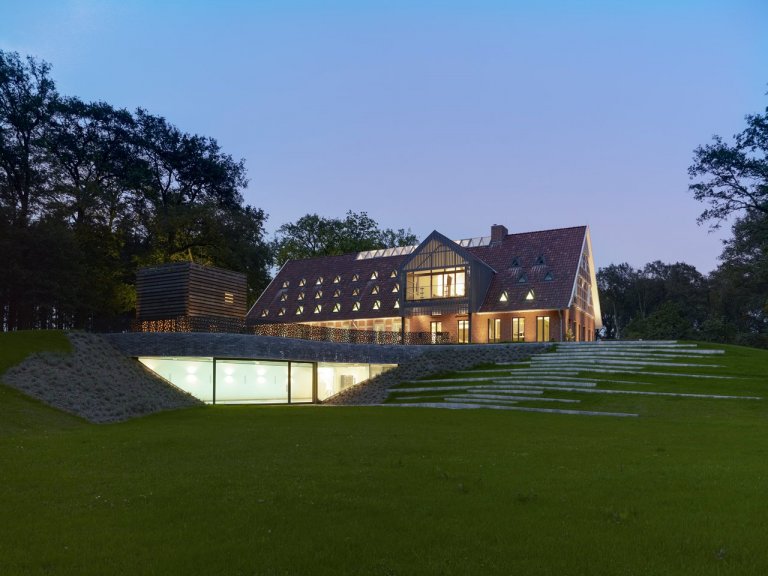 Ze starého hospodářství vznikla luxusní vila