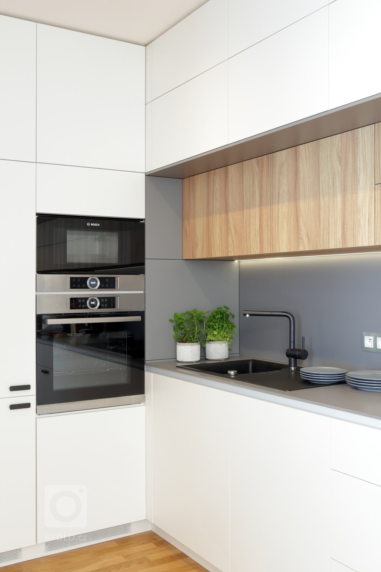 Na tomto projektu jsme začali pracovat v listopadu roku 2016, kdy byt byl ve fázi hrubé stavby a s klienty jsme začali vybírat standardy.
Aktivnější…