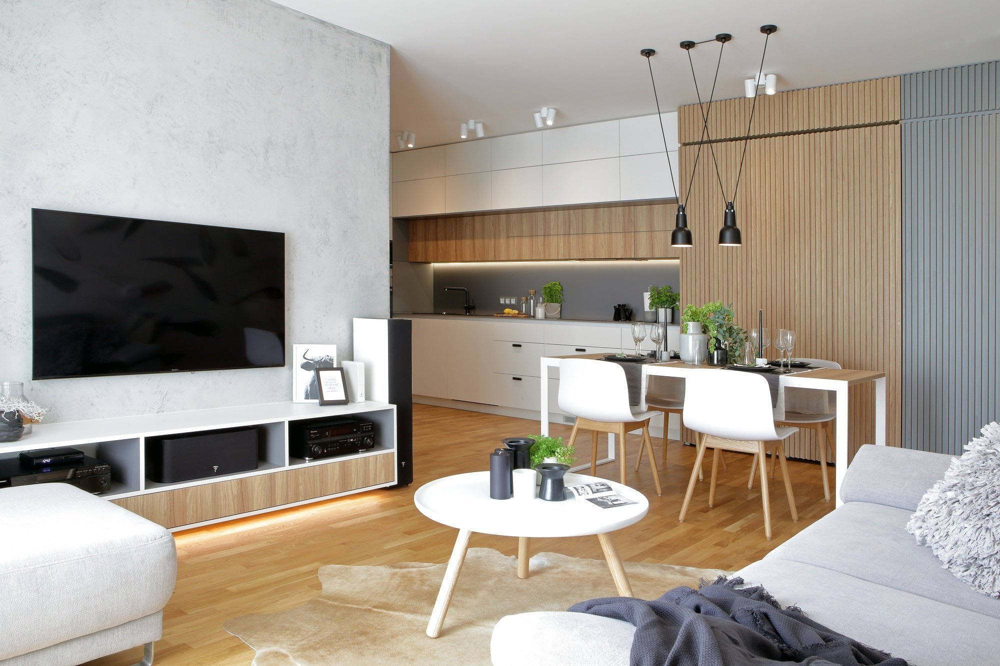 Na tomto projektu jsme začali pracovat v listopadu roku 2016, kdy byt byl ve fázi hrubé stavby a s klienty jsme začali vybírat standardy.
Aktivnější…