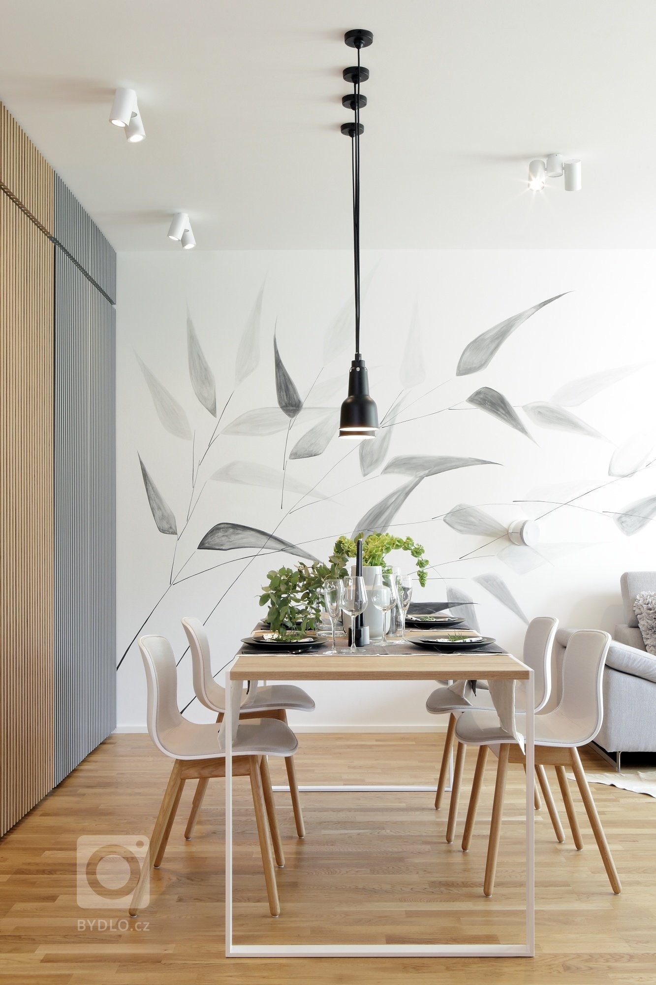 Na tomto projektu jsme začali pracovat v listopadu roku 2016, kdy byt byl ve fázi hrubé stavby a s klienty jsme začali vybírat standardy.
Aktivnější…