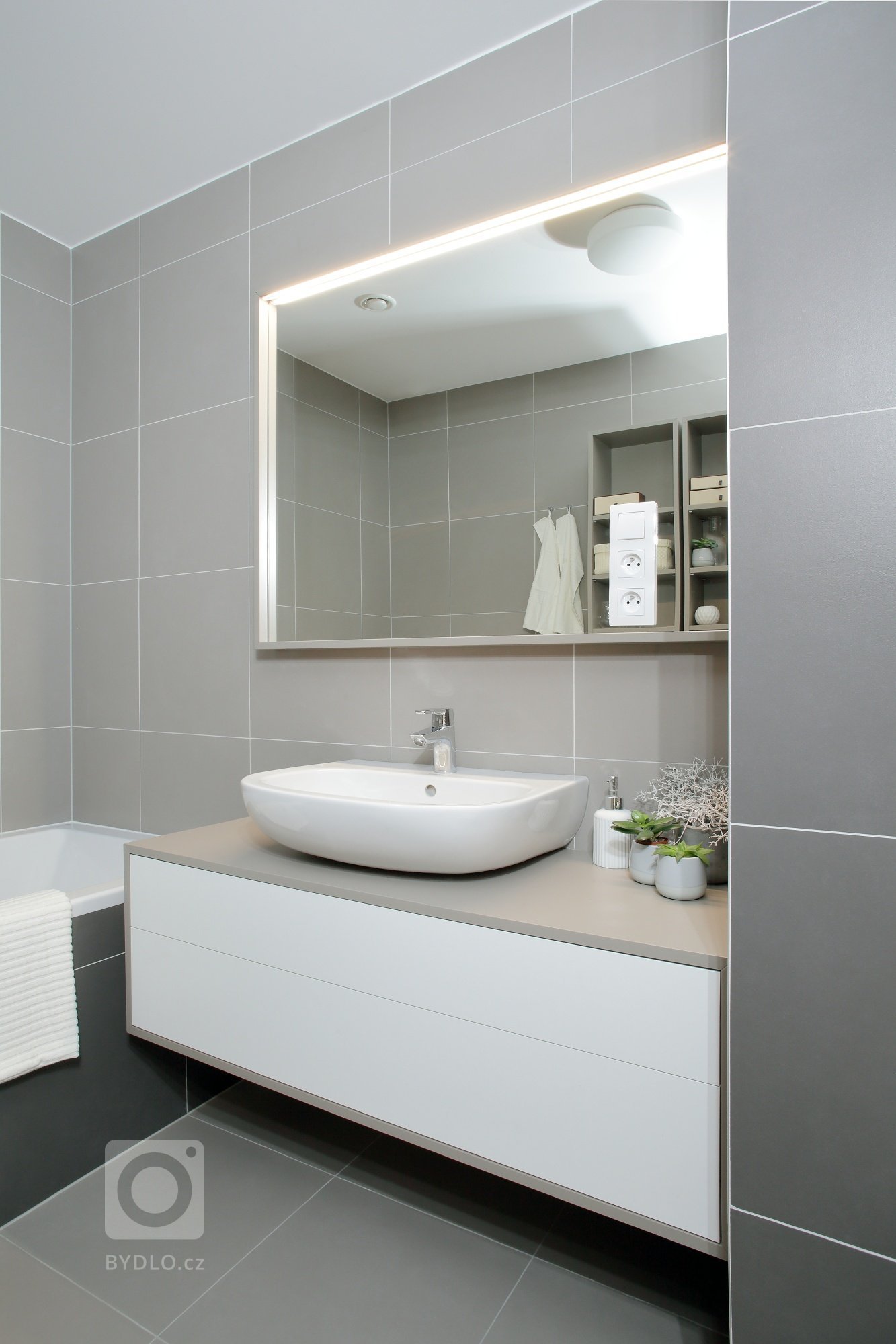 Na tomto projektu jsme začali pracovat v listopadu roku 2016, kdy byt byl ve fázi hrubé stavby a s klienty jsme začali vybírat standardy.
Aktivnější…