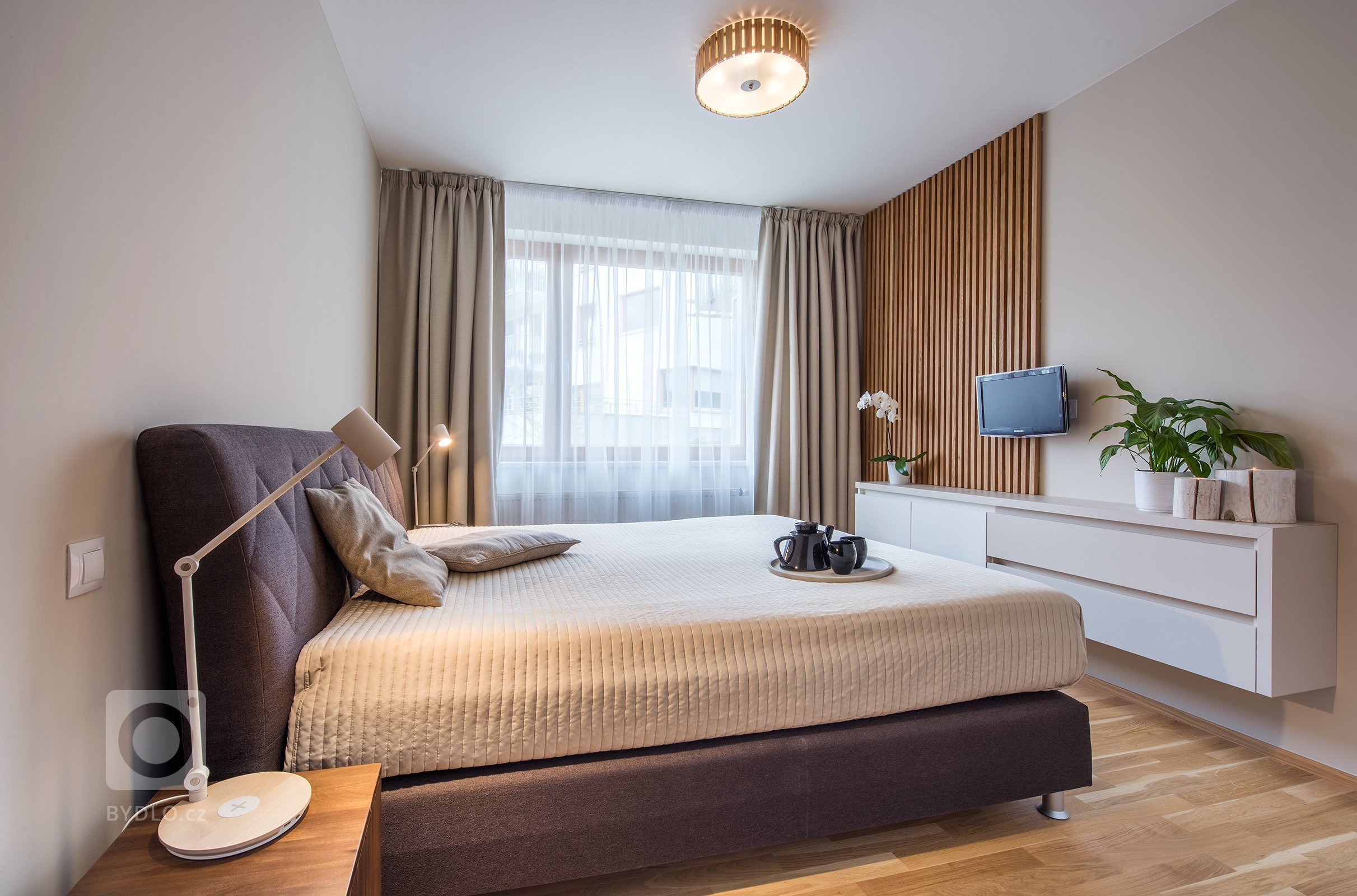 ložnice - pohled od vstupu