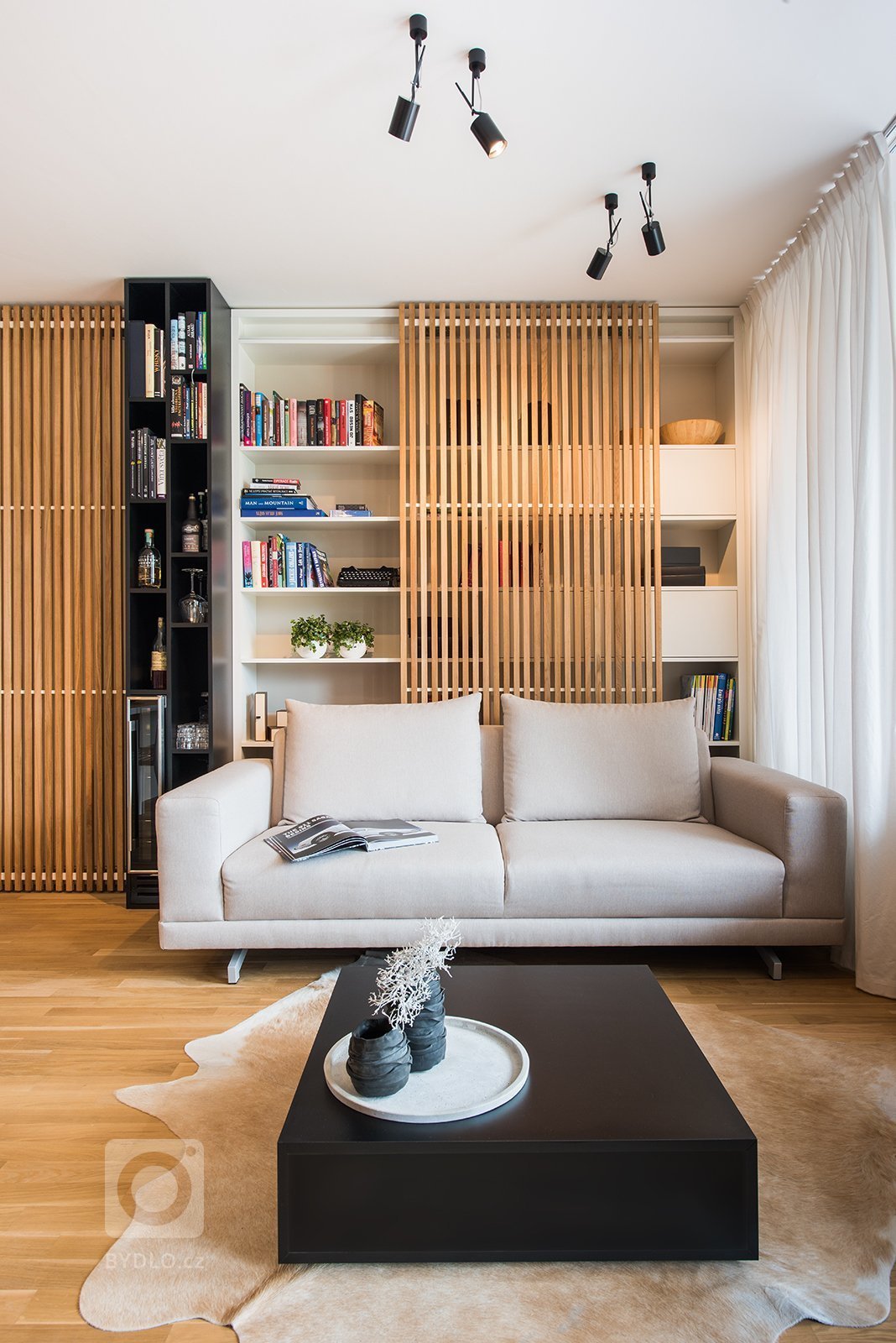 knihovan se sedací soupravou