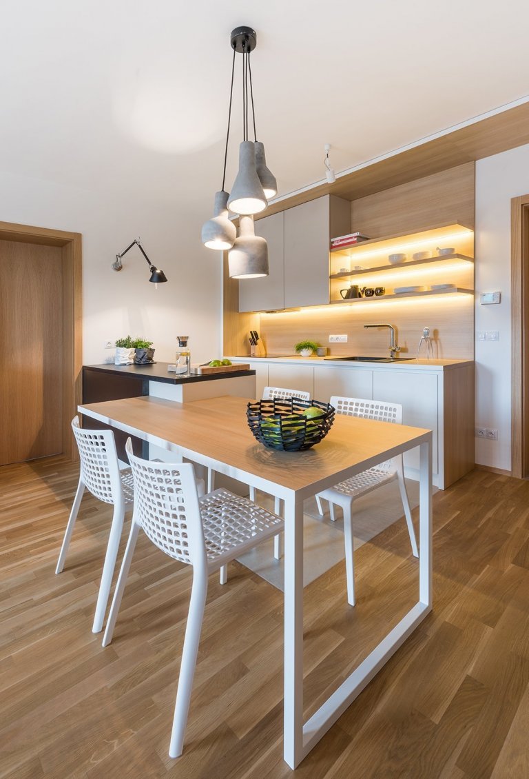 pohled na kuchyň a jídelní část