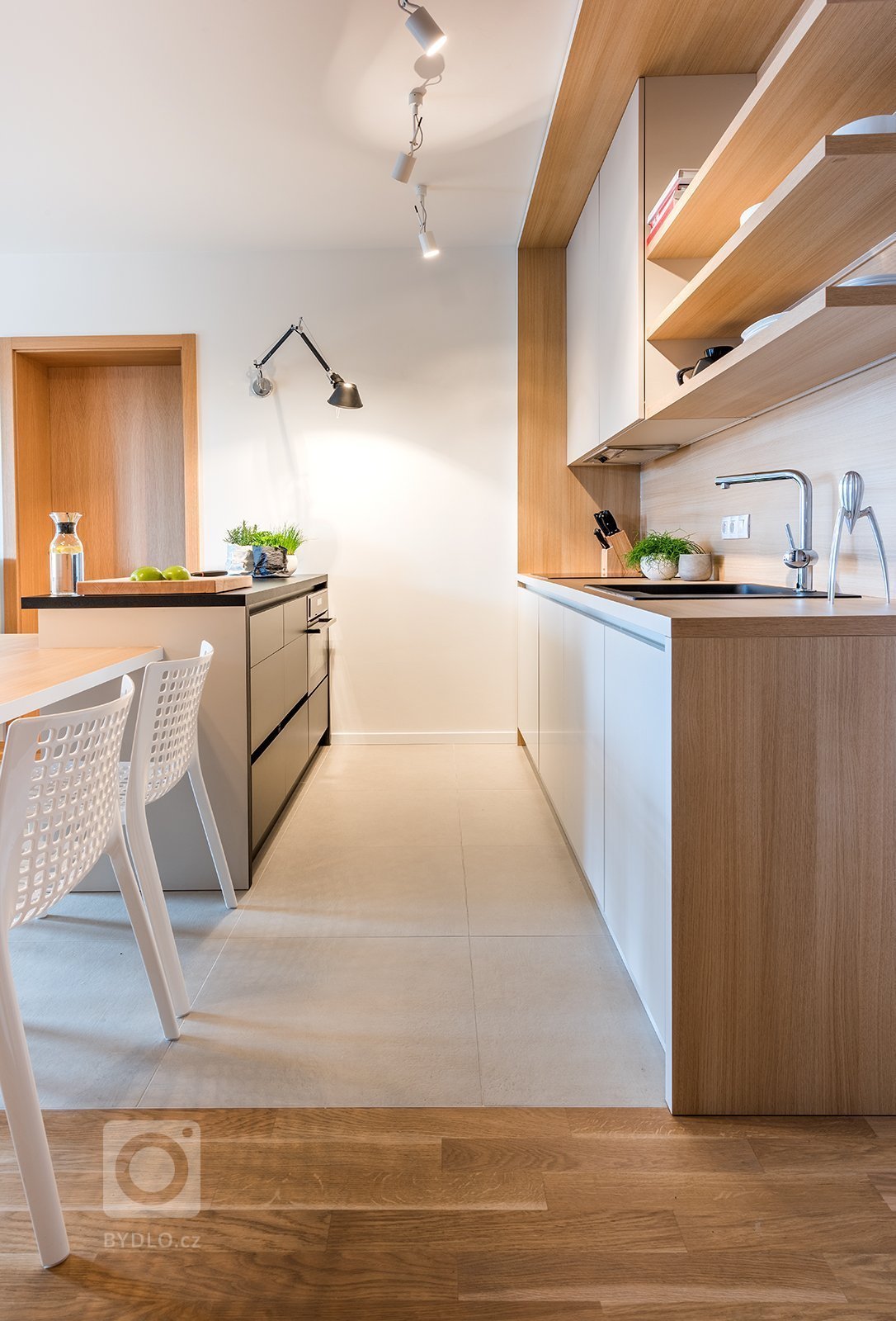 pohled mezi kuchyňskou linkou a ostrůvkem
