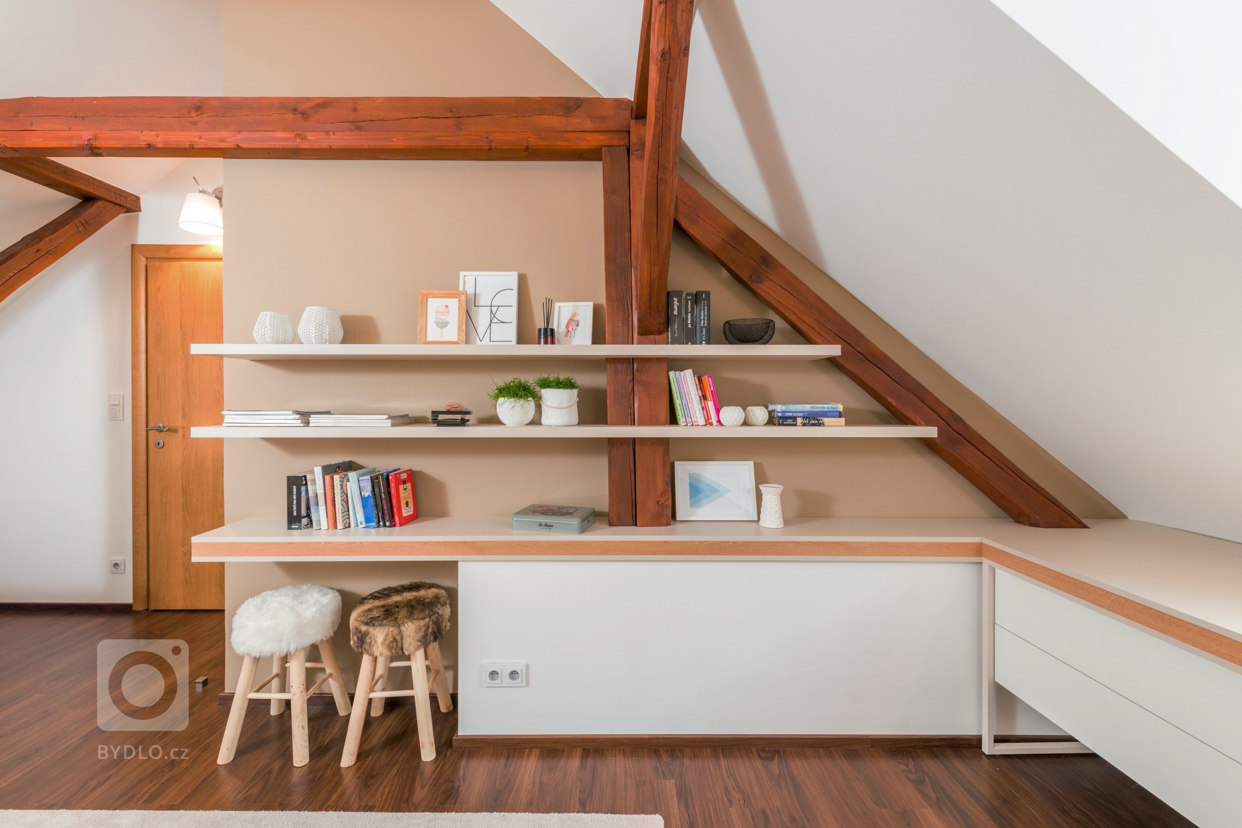 pokoj pro slečnu - knihovna