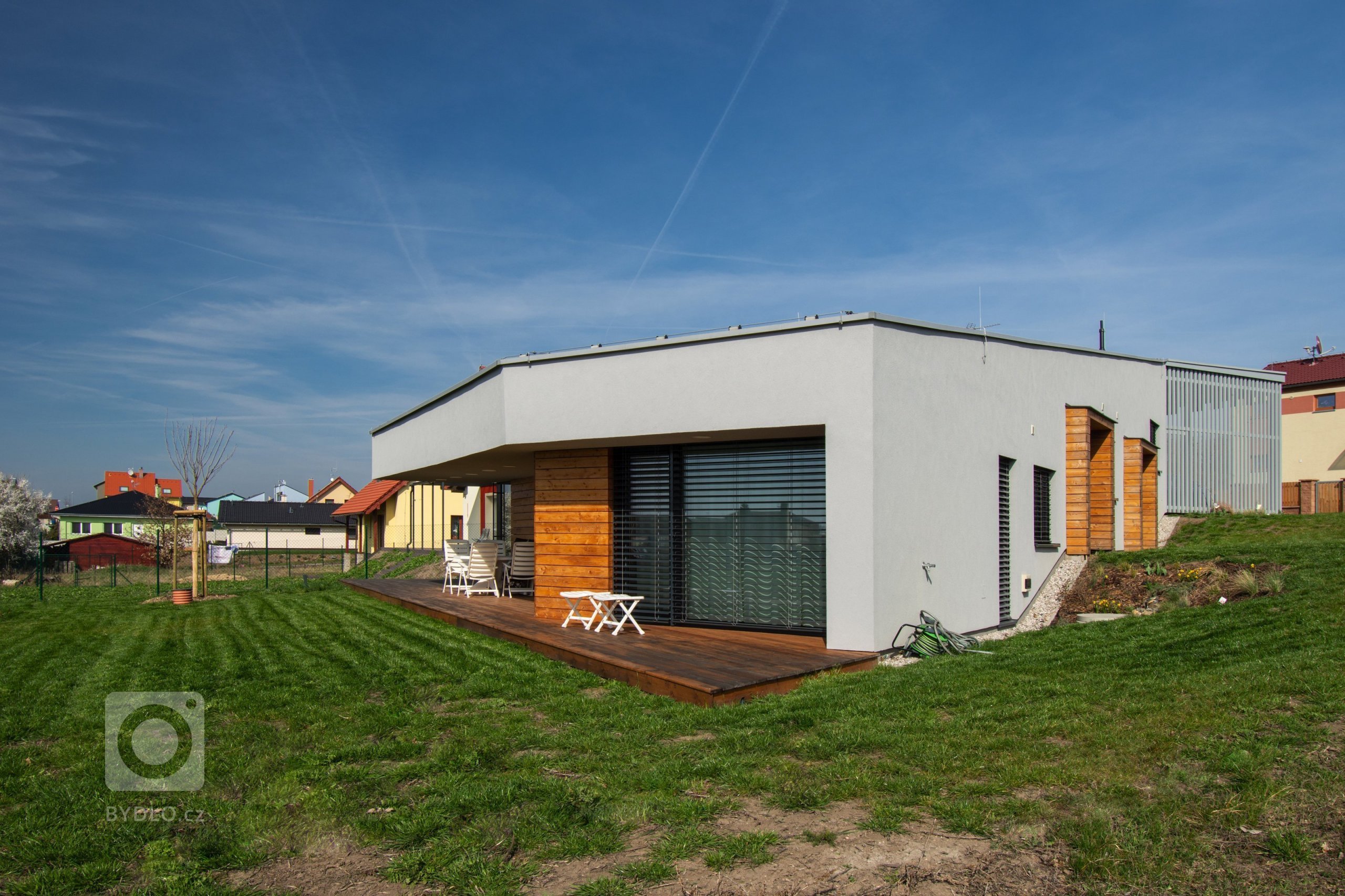 Klienty byla mladá rodina s nízkým rozpočtem a hlavním bodem zadání byl bungalov s výhledem na severozápad na České středohoří. Dům měl reagovat na terén…