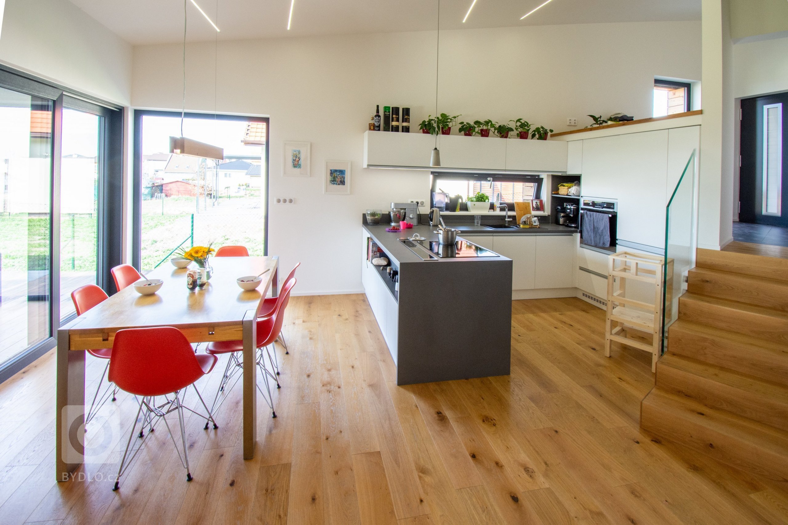 Klienty byla mladá rodina s nízkým rozpočtem a hlavním bodem zadání byl bungalov s výhledem na severozápad na České středohoří. Dům měl reagovat na terén…