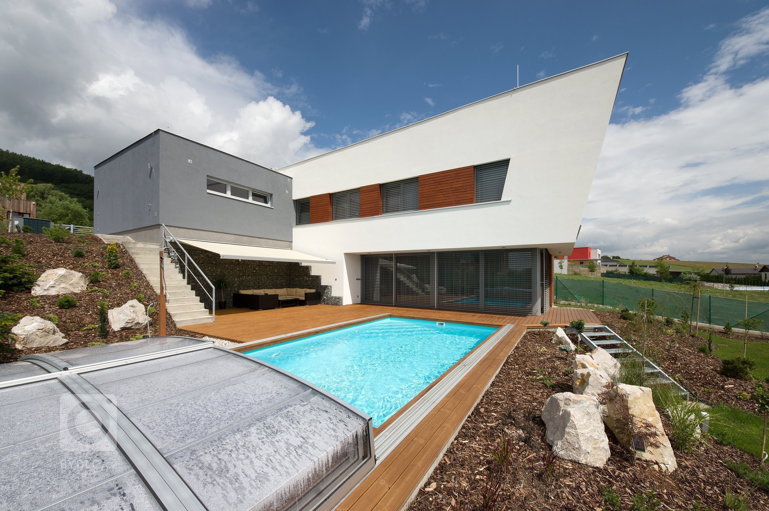 Parcela domu se nachází ve velice žádané lokalitě, která otvírá nádherné výhledy do údolí. Parcela se svažuje směrem do zahrady, což umožňuje plné využití…