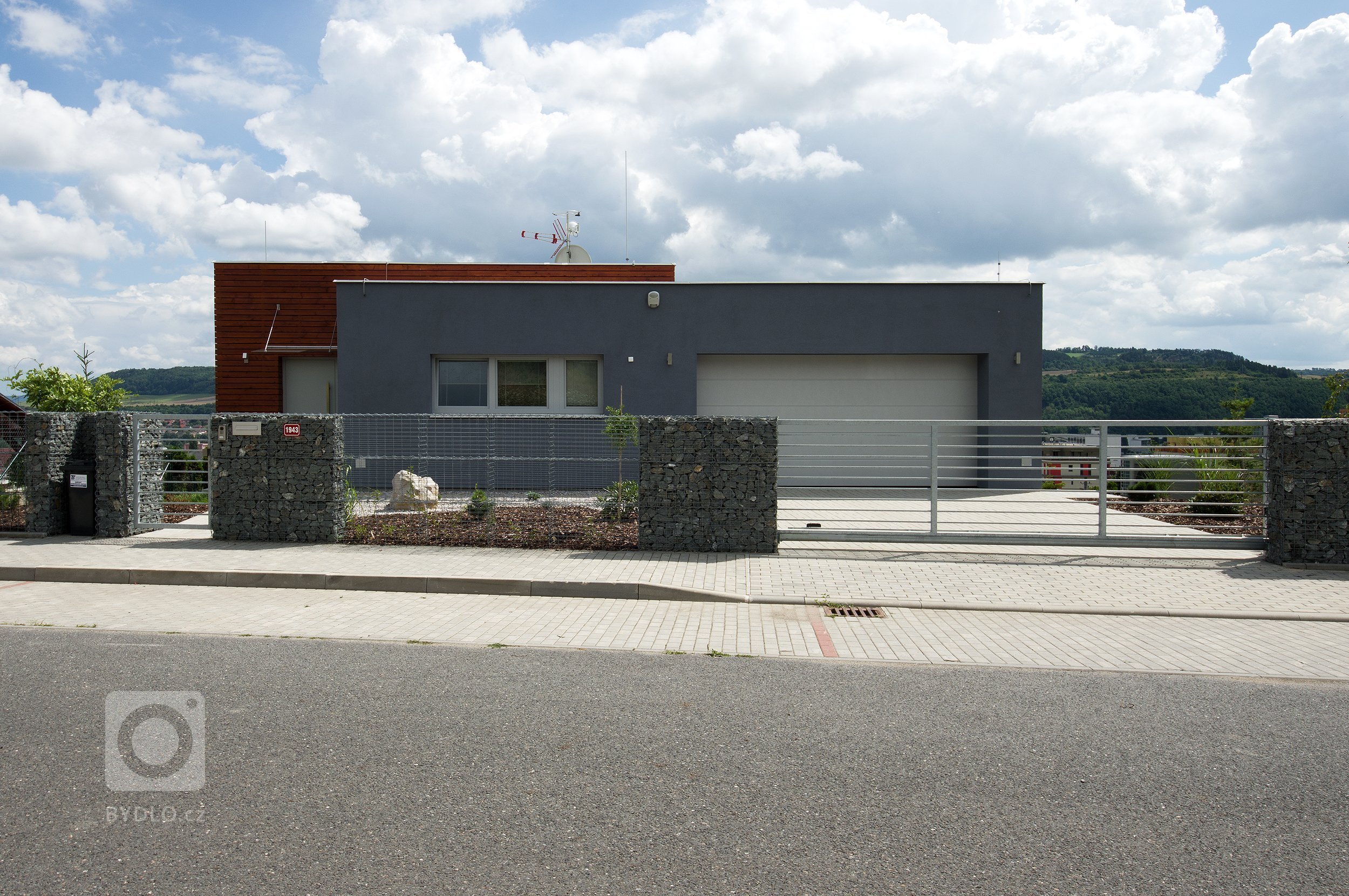 Parcela domu se nachází ve velice žádané lokalitě, která otvírá nádherné výhledy do údolí. Parcela se svažuje směrem do zahrady, což umožňuje plné využití…