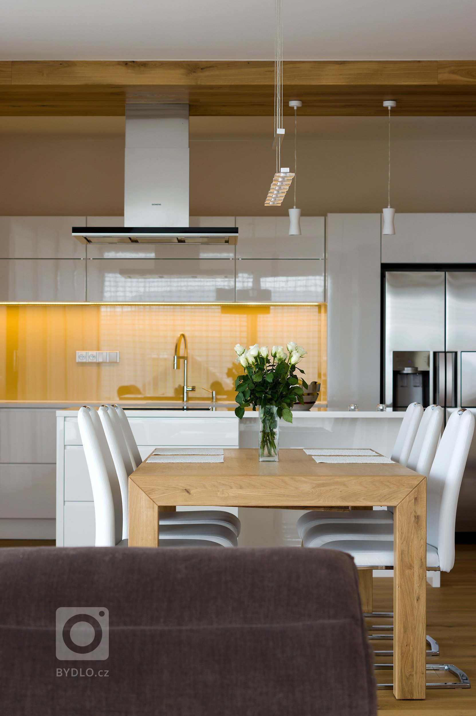 Parcela domu se nachází ve velice žádané lokalitě, která otvírá nádherné výhledy do údolí. Parcela se svažuje směrem do zahrady, což umožňuje plné využití…