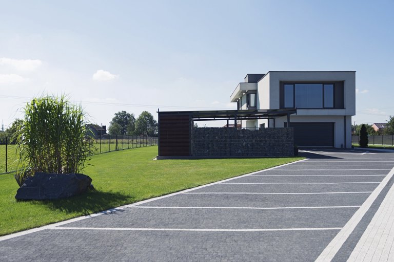 Vjezd v designu Airy, kombinovaný s gabiony Rock (rodinný dům, Orlová).

Funkcionalisticky pojatý dům, kde se slušelo nechat prostor okolo dýchat. Navrhli…