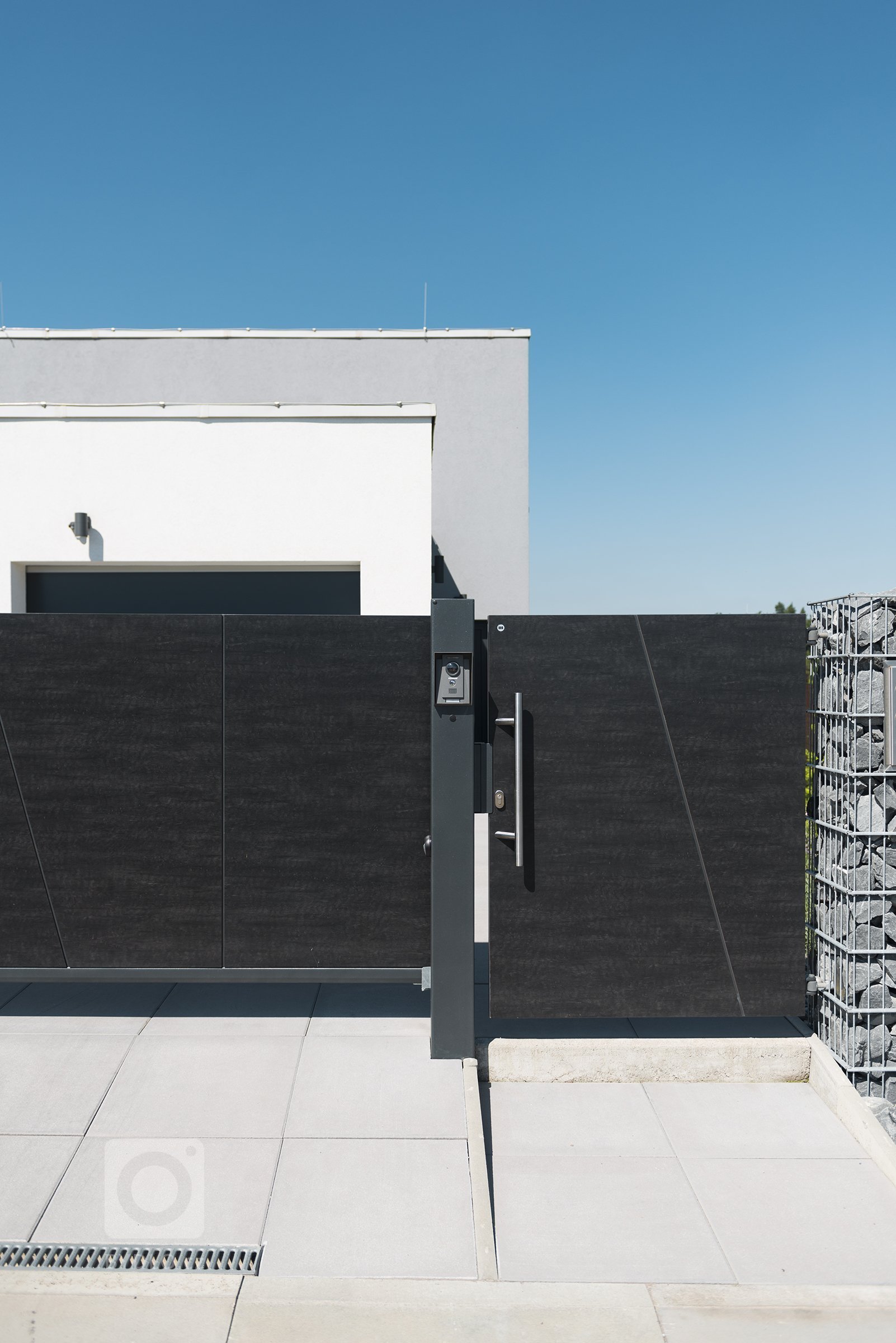 Gabionový plot Rock, brána a branka Full (rodinný dům, Ostrava).

Plná plocha vašeho plotu garantuje vysokou&nbsp;míru soukromí. Navíc, ploty či brány…