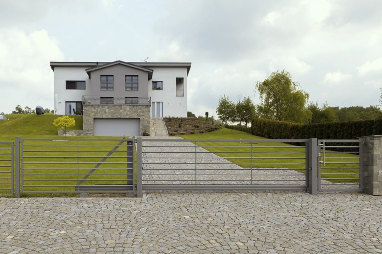 Plot, brána i zábradlí Airy (rodinný dům, Karviná)

Rozlehlý pozemek domu je otevřený. Rámuje jej plot&nbsp;z designové řady&nbsp;Airy a vjezdu dominuje…