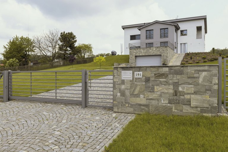 Plot, brána i zábradlí Airy (rodinný dům, Karviná)

Rozlehlý pozemek domu je otevřený. Rámuje jej plot&nbsp;z designové řady&nbsp;Airy a vjezdu dominuje…