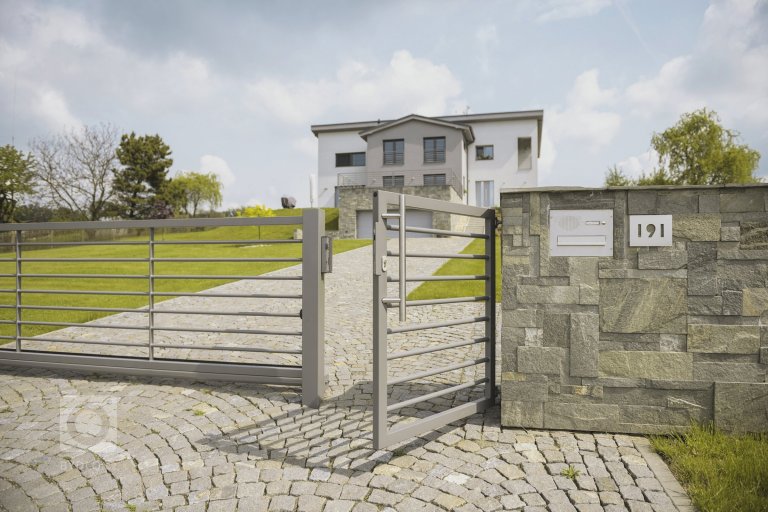 add picture to album