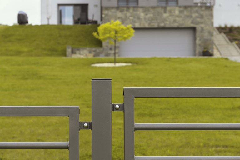 Plot, brána i zábradlí Airy (rodinný dům, Karviná)

Rozlehlý pozemek domu je otevřený. Rámuje jej plot&nbsp;z designové řady&nbsp;Airy a vjezdu dominuje…
