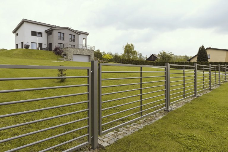Plot, brána i zábradlí Airy (rodinný dům, Karviná)

Rozlehlý pozemek domu je otevřený. Rámuje jej plot&nbsp;z designové řady&nbsp;Airy a vjezdu dominuje…