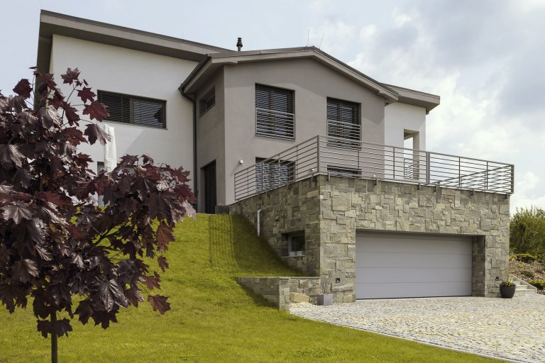 Plot, brána i zábradlí Airy (rodinný dům, Karviná)

Rozlehlý pozemek domu je otevřený. Rámuje jej plot&nbsp;z designové řady&nbsp;Airy a vjezdu dominuje…