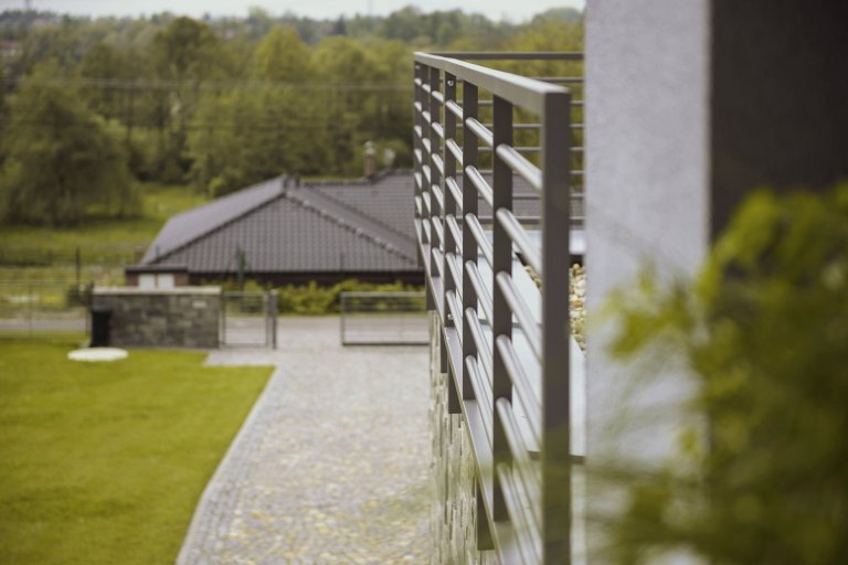 Plot, brána i zábradlí Airy (rodinný dům, Karviná)

Rozlehlý pozemek domu je otevřený. Rámuje jej plot&nbsp;z designové řady&nbsp;Airy a vjezdu dominuje…